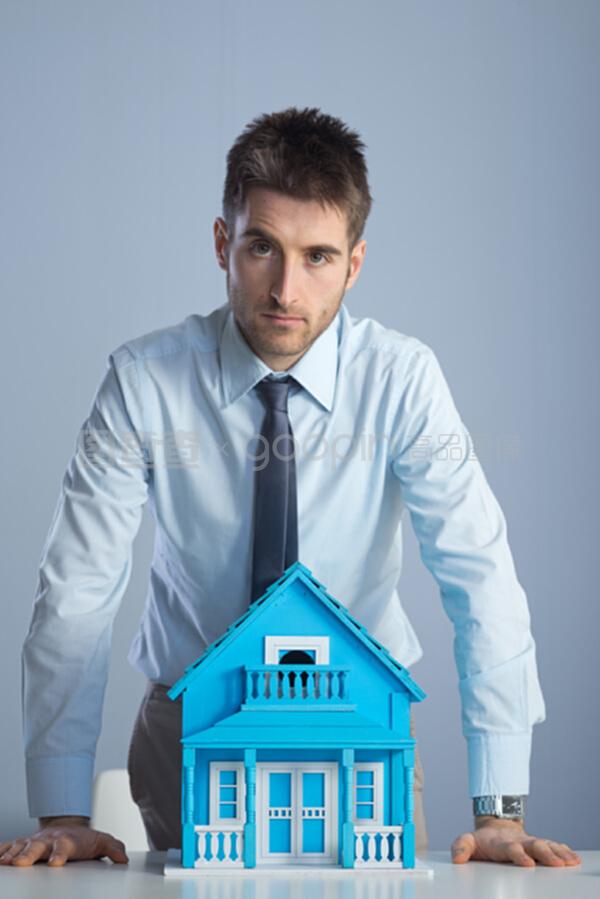 有模型房的房地產(chǎn)經(jīng)紀(jì)人
