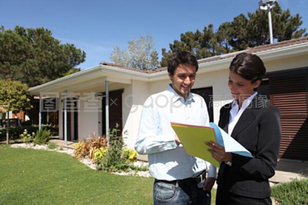 房產(chǎn)經(jīng)紀(jì)人的門(mén)前咨詢 專業(yè)引導(dǎo)與貼心服務(wù)